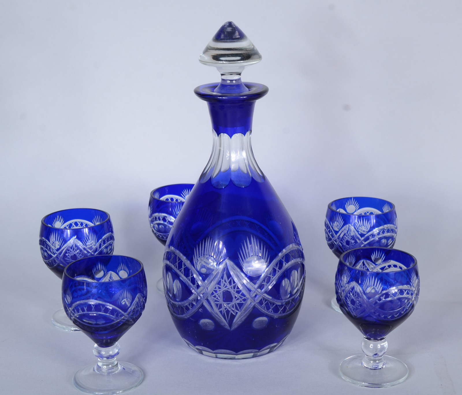 Conjunto de cristal doublé azul lapidado, composto de garrafa e 5... - foto 1 de 7