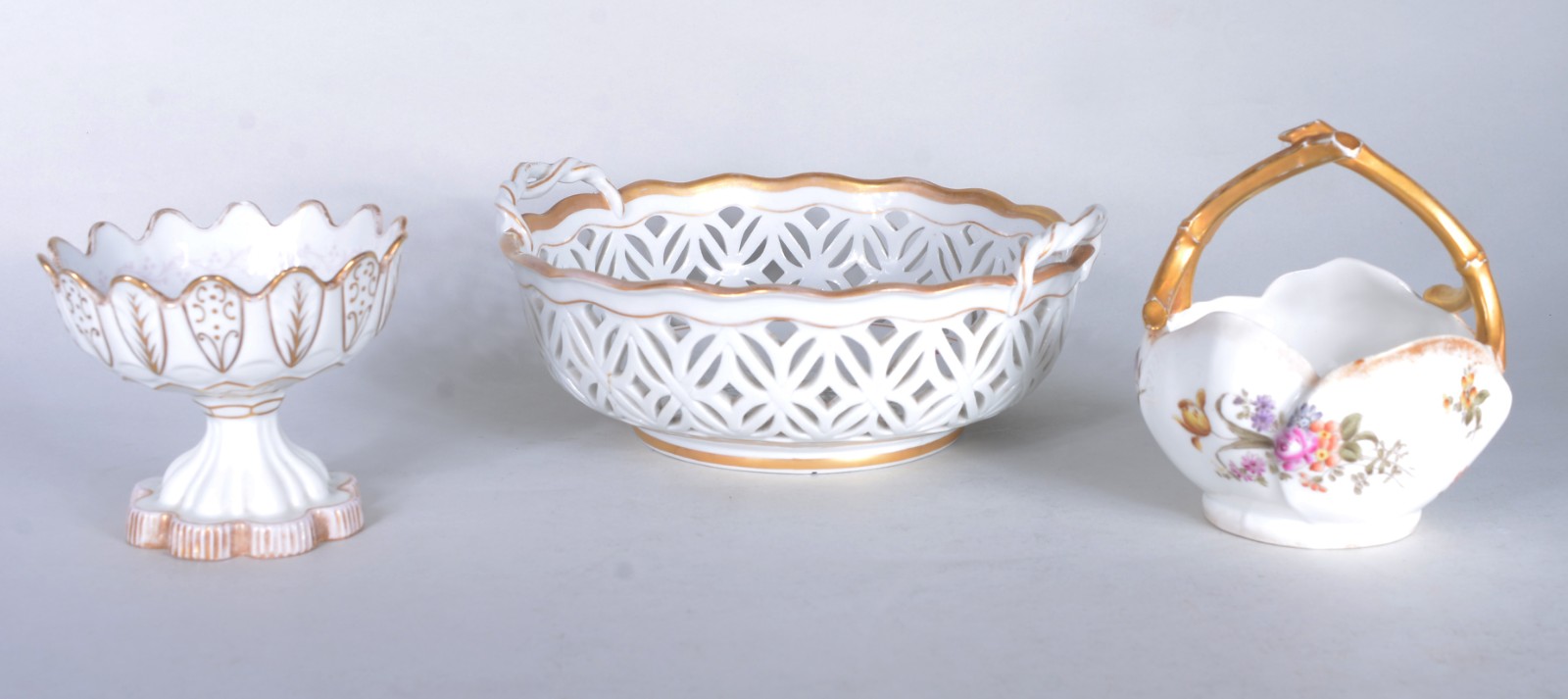 Três pequenas peças de porcelana, fundo branco decorado com flores em... - foto 1 de 10