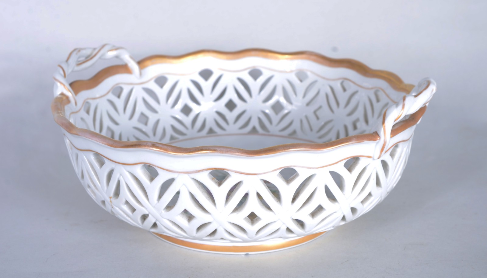 Três pequenas peças de porcelana, fundo branco decorado com flores em... - foto 2 de 10