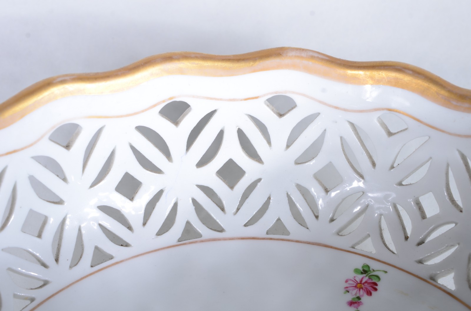 Três pequenas peças de porcelana, fundo branco decorado com flores em... - foto 3 de 10