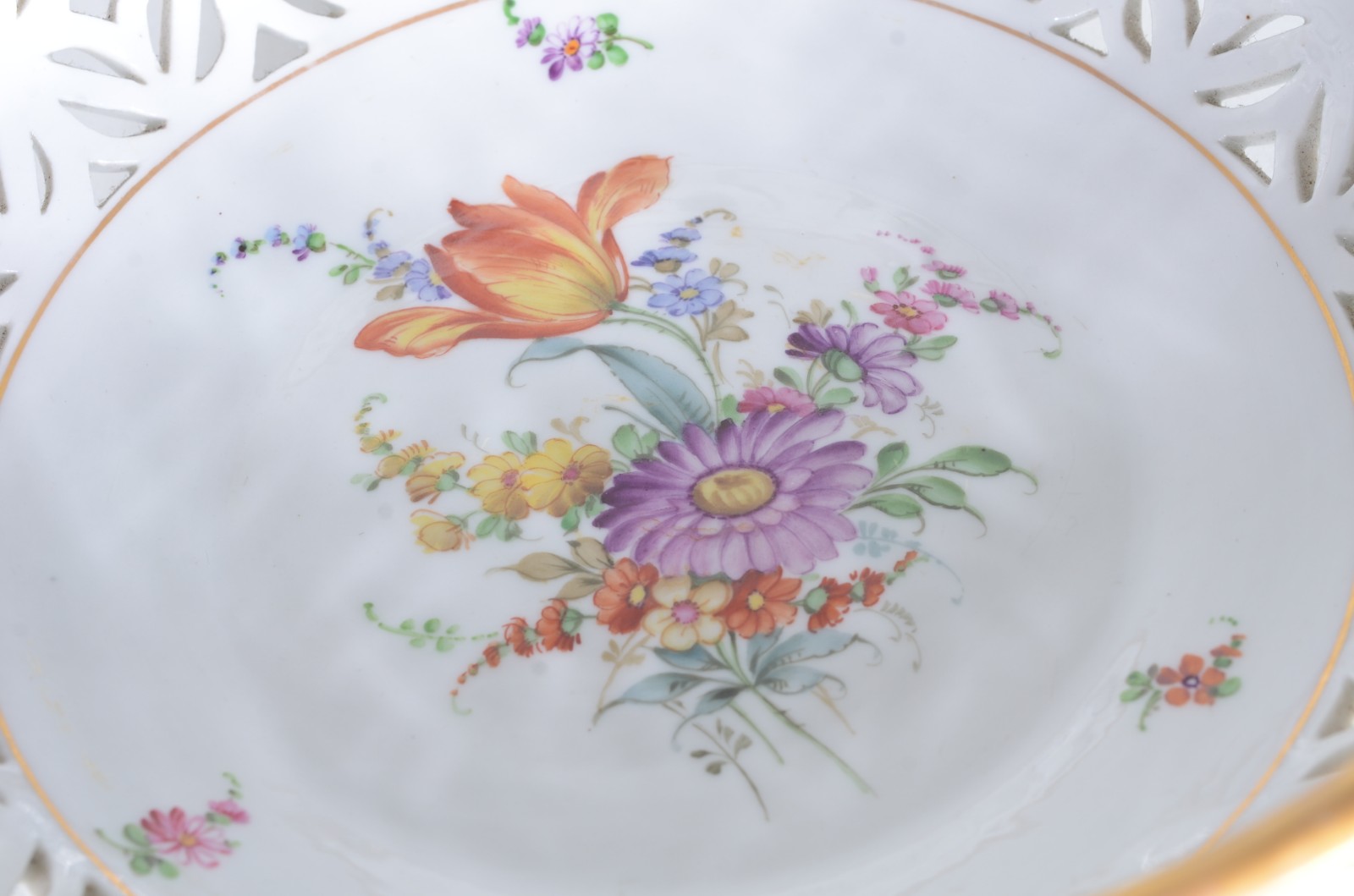 Três pequenas peças de porcelana, fundo branco decorado com flores em... - foto 4 de 10