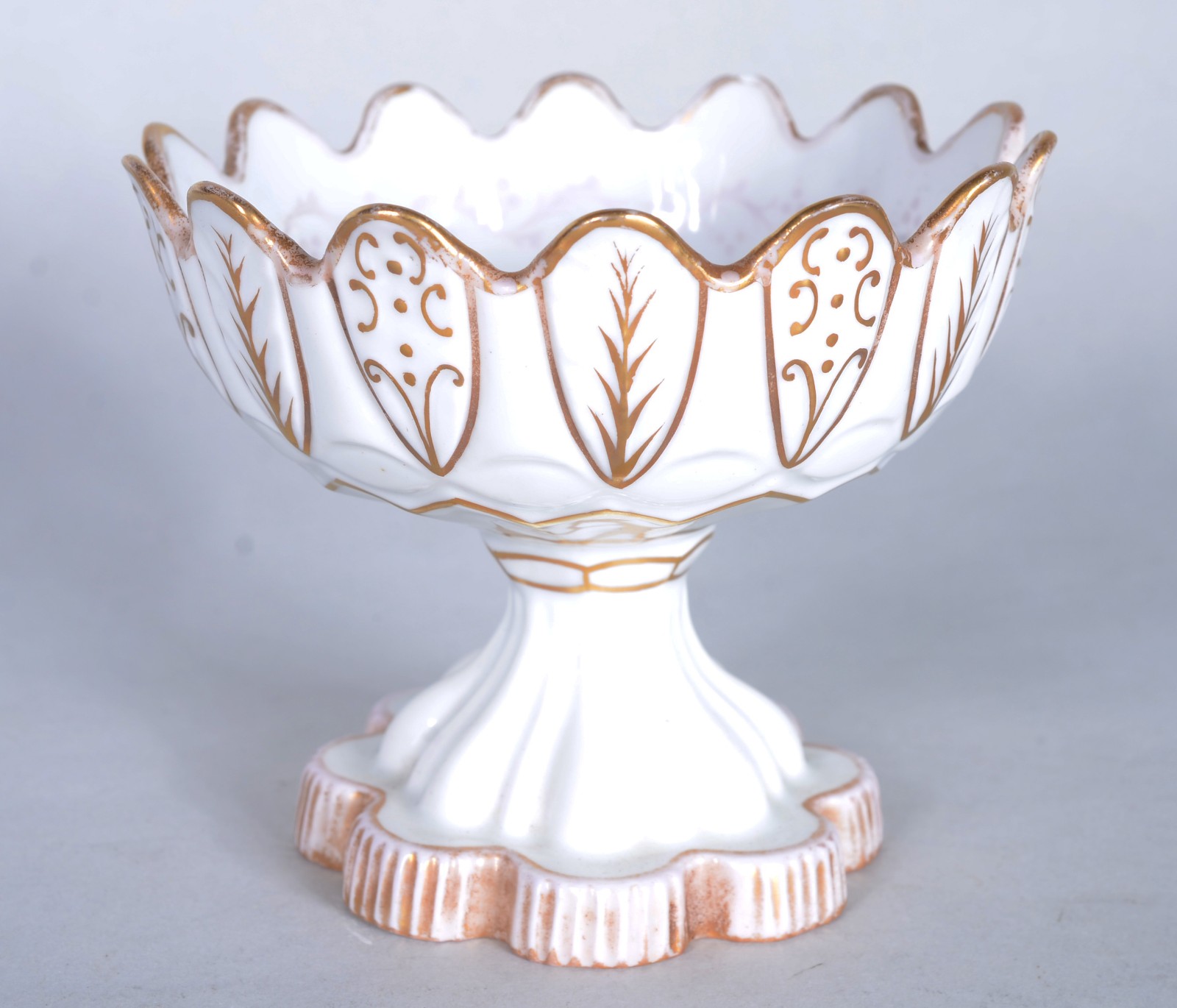 Três pequenas peças de porcelana, fundo branco decorado com flores em... - foto 5 de 10