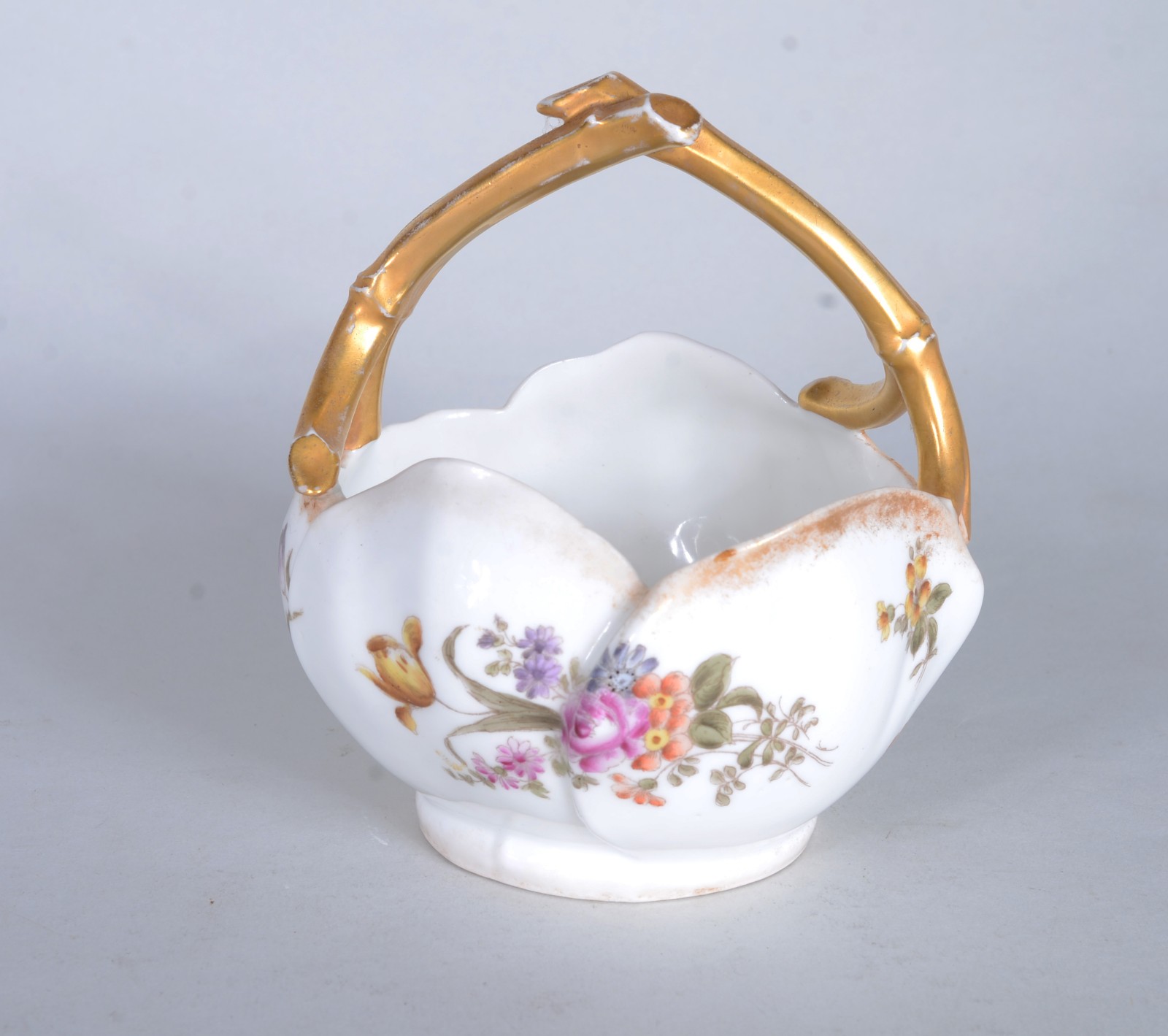 Três pequenas peças de porcelana, fundo branco decorado com flores em... - foto 6 de 10