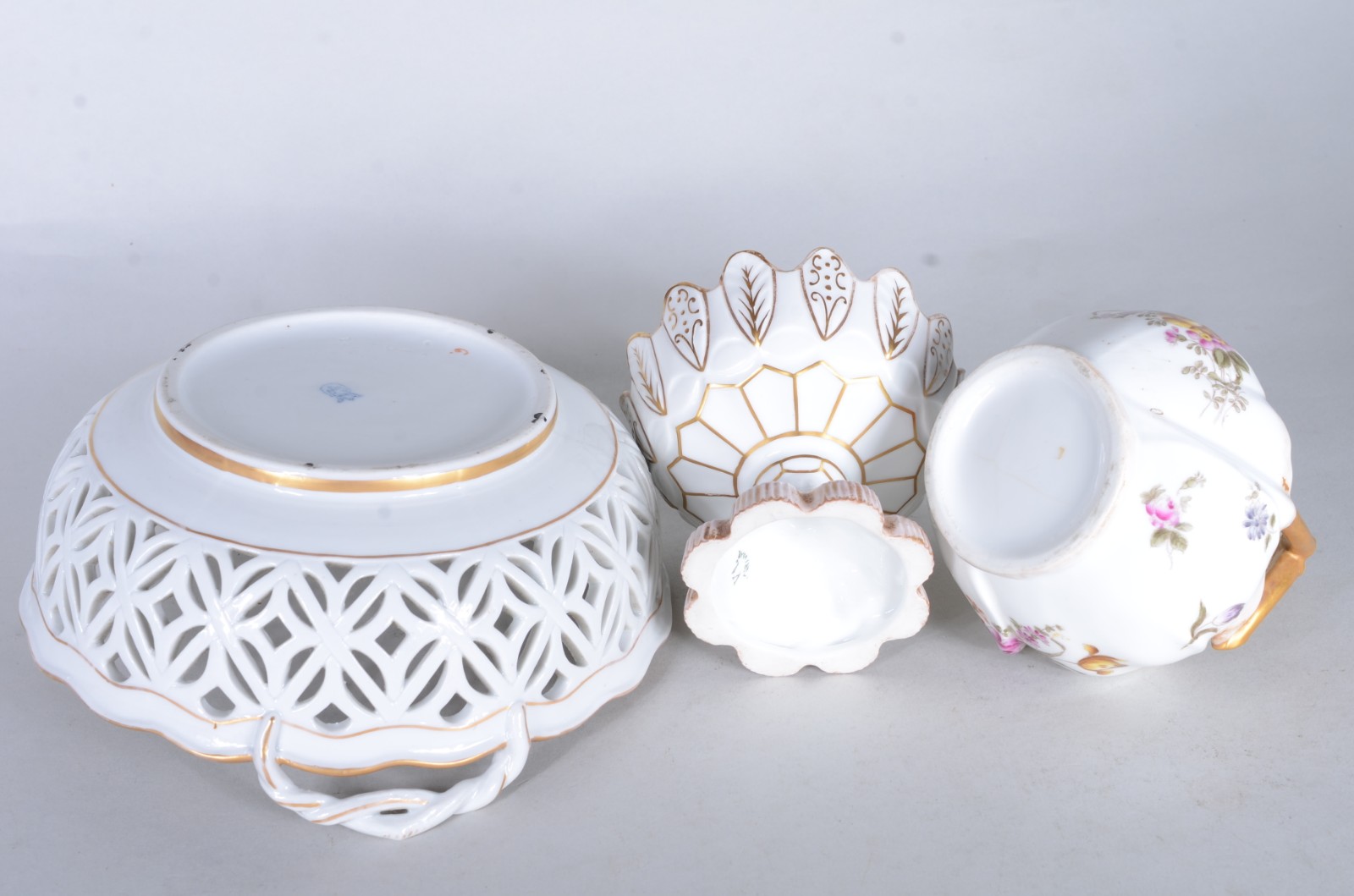 Três pequenas peças de porcelana, fundo branco decorado com flores em... - foto 7 de 10