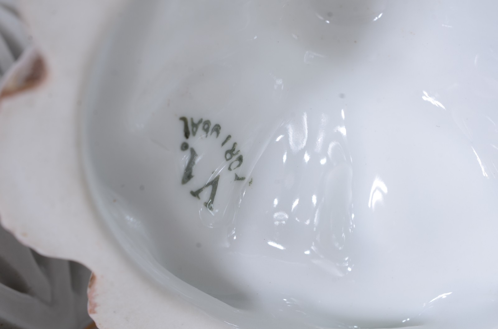 Três pequenas peças de porcelana, fundo branco decorado com flores em... - foto 8 de 10