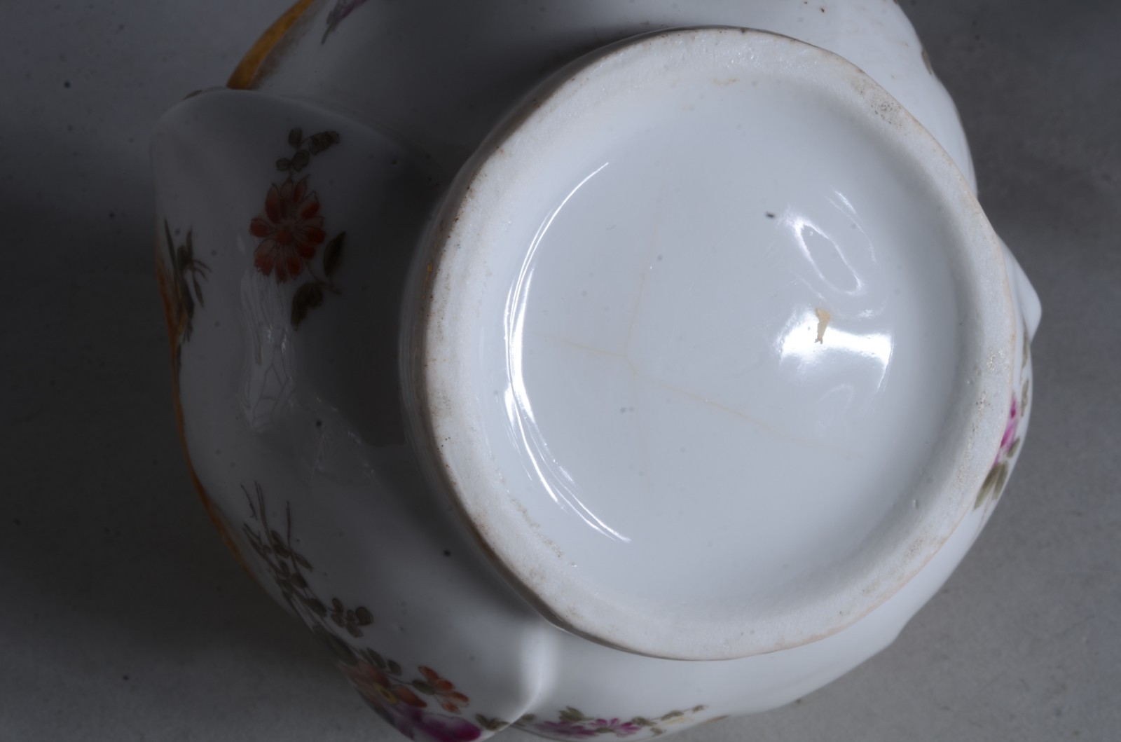 Três pequenas peças de porcelana, fundo branco decorado com flores em... - foto 10 de 10
