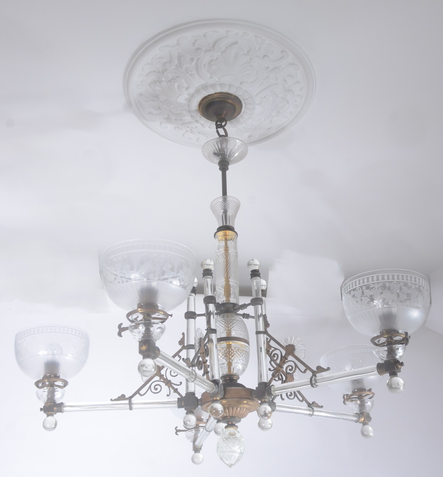 Belíssimo lustre de cristal e bronze inglês para 5 luzes, braços na... - foto 2 de 10