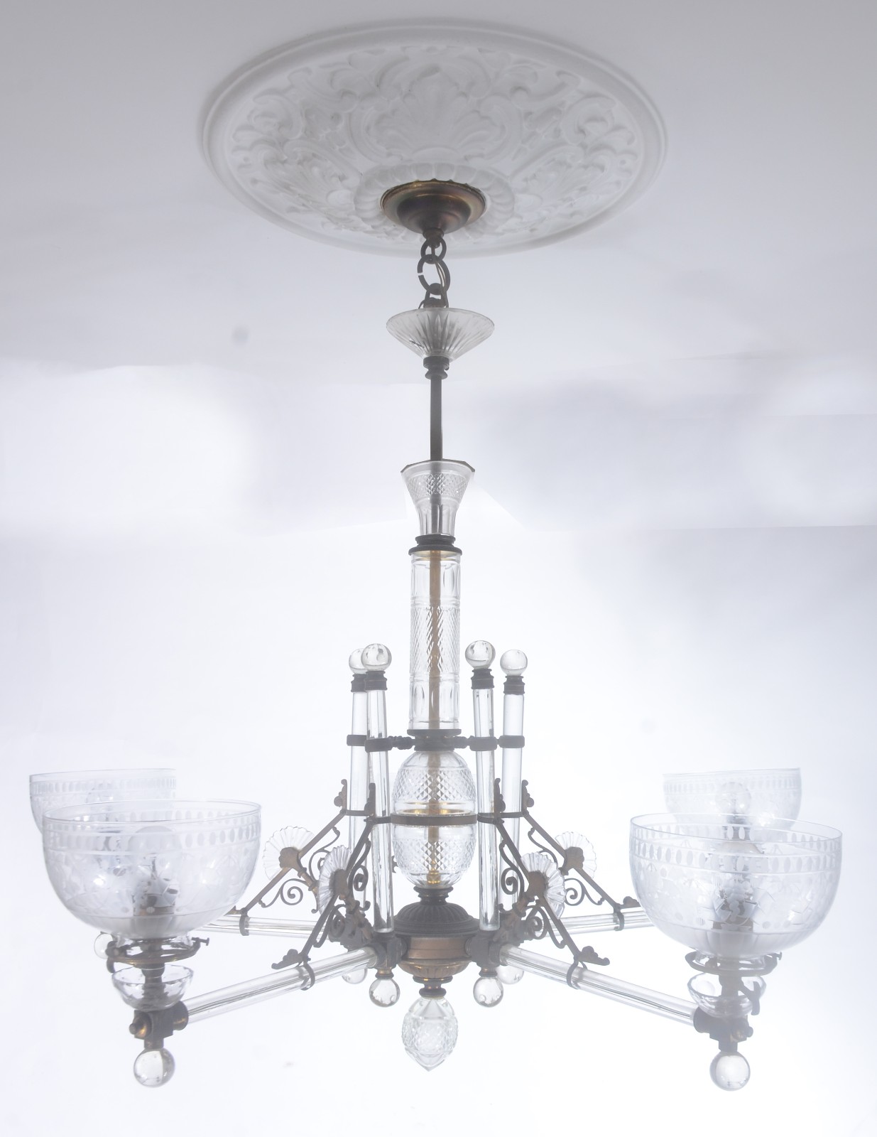 Belíssimo lustre de cristal e bronze inglês para 5 luzes, braços na... - foto 3 de 10