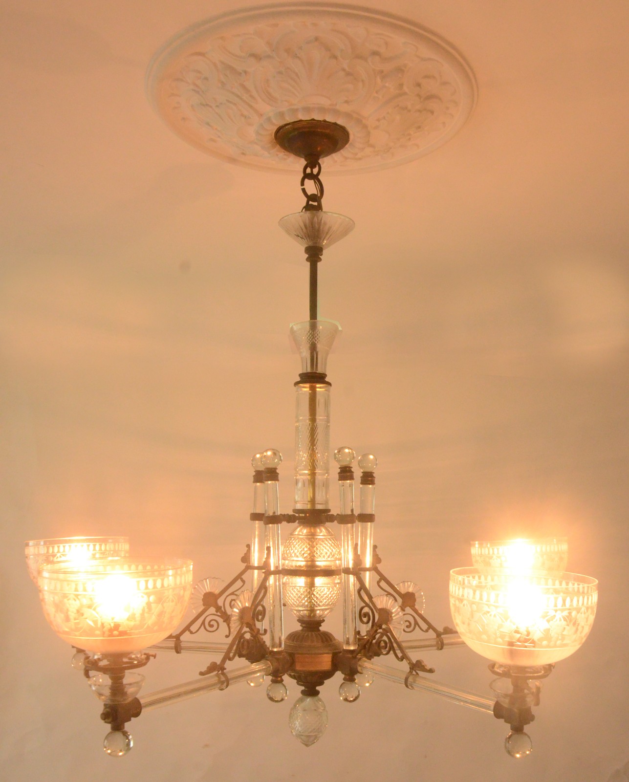 Belíssimo lustre de cristal e bronze inglês para 5 luzes, braços na... - foto 4 de 10