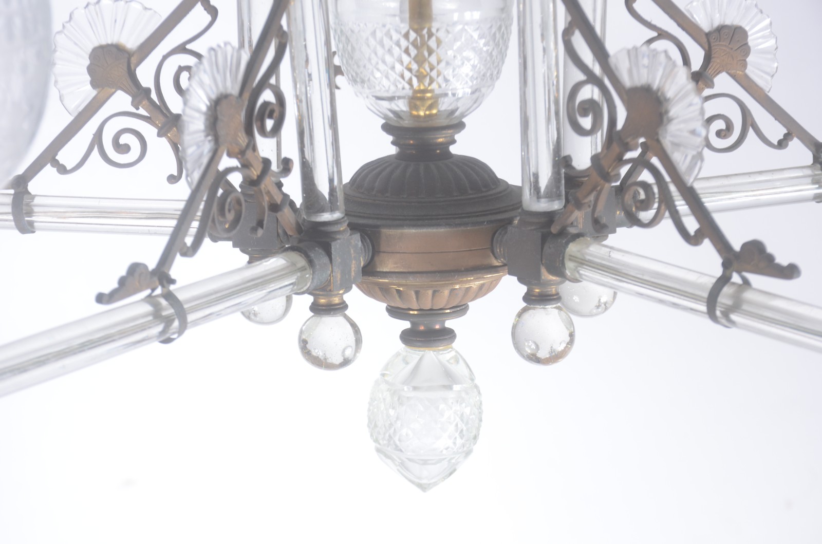 Belíssimo lustre de cristal e bronze inglês para 5 luzes, braços na... - foto 5 de 10