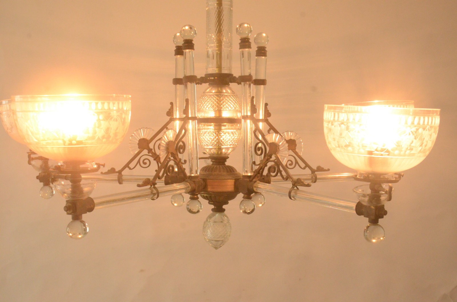 Belíssimo lustre de cristal e bronze inglês para 5 luzes, braços na... - foto 6 de 10