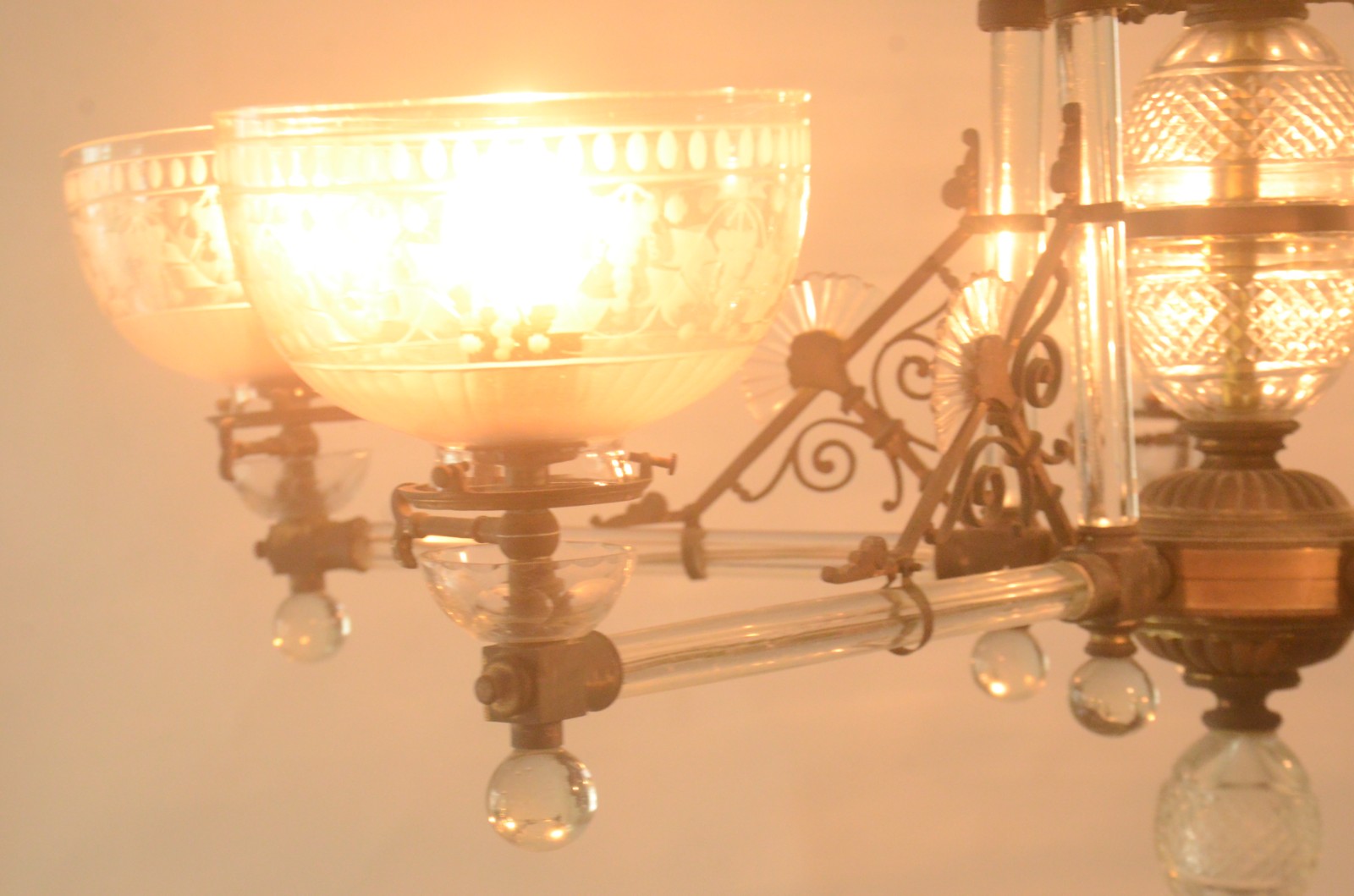 Belíssimo lustre de cristal e bronze inglês para 5 luzes, braços na... - foto 7 de 10