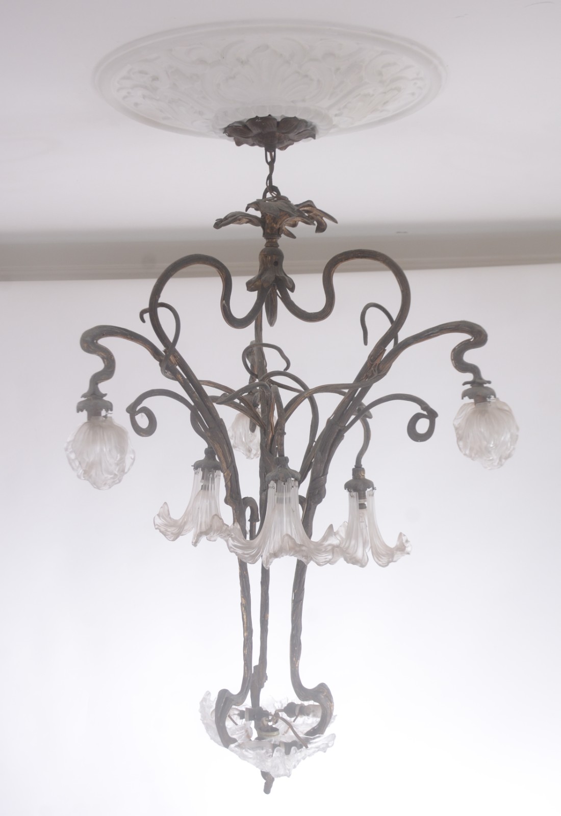 Belíssimo lustre Art Nouveau de bronze com tres "pétalas" de pasta de... - foto 1 de 9
