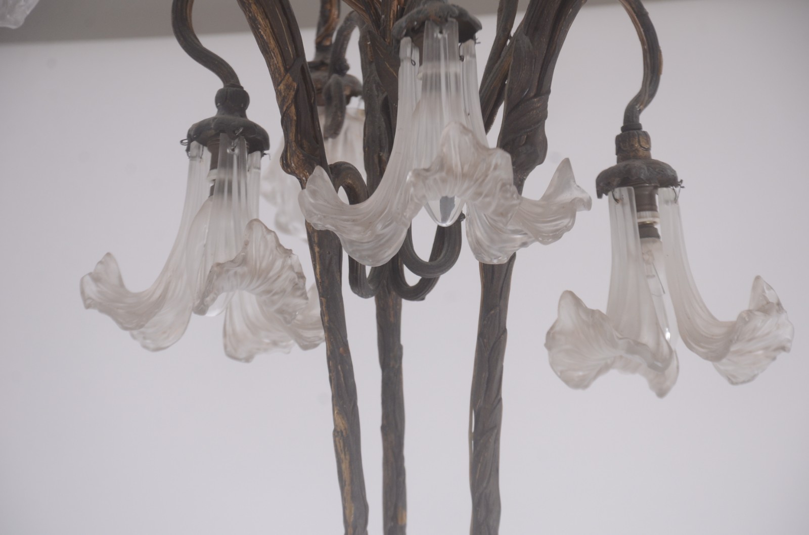 Belíssimo lustre Art Nouveau de bronze com tres "pétalas" de pasta de... - foto 3 de 9