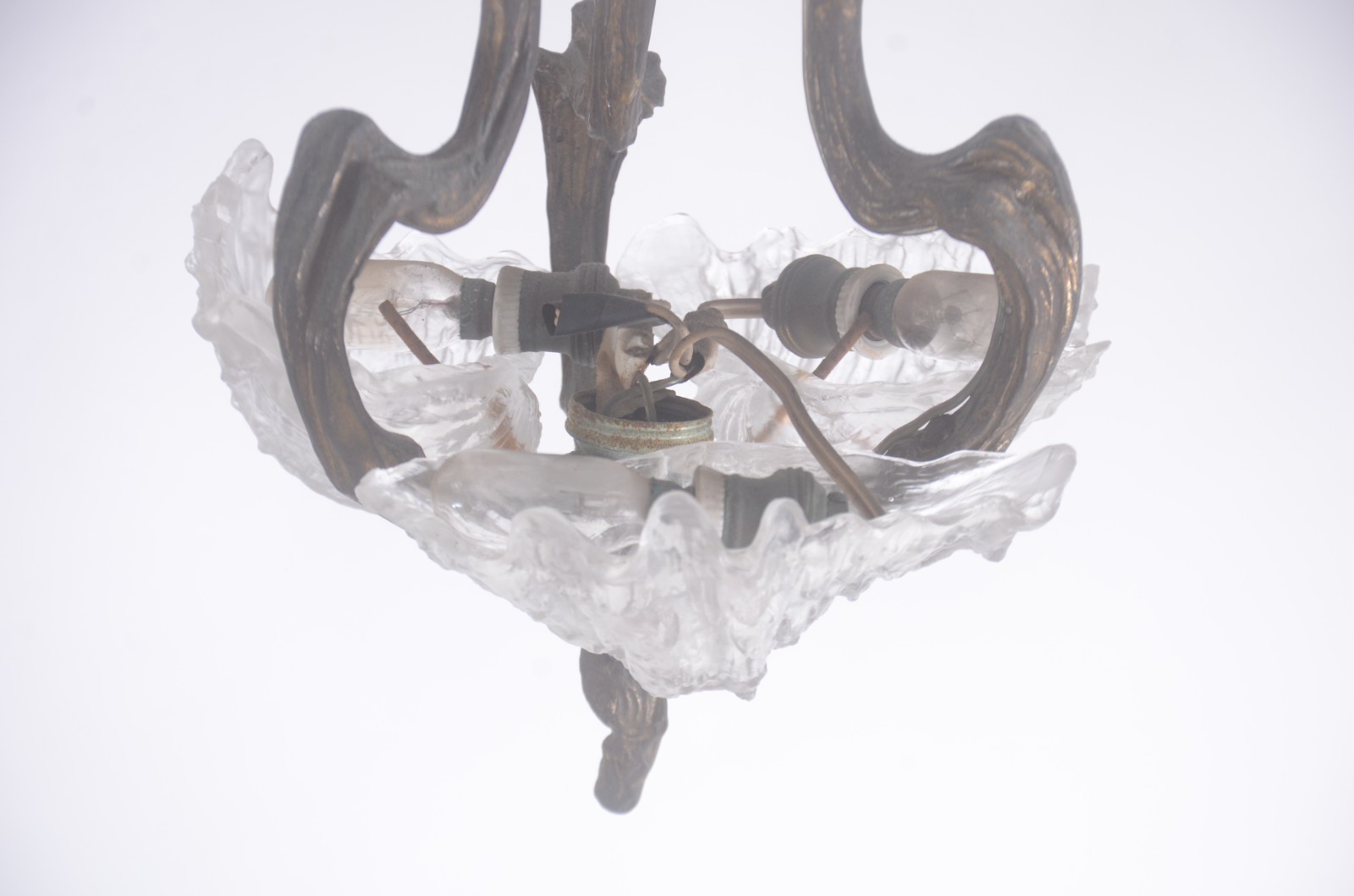 Belíssimo lustre Art Nouveau de bronze com tres "pétalas" de pasta de... - foto 5 de 9