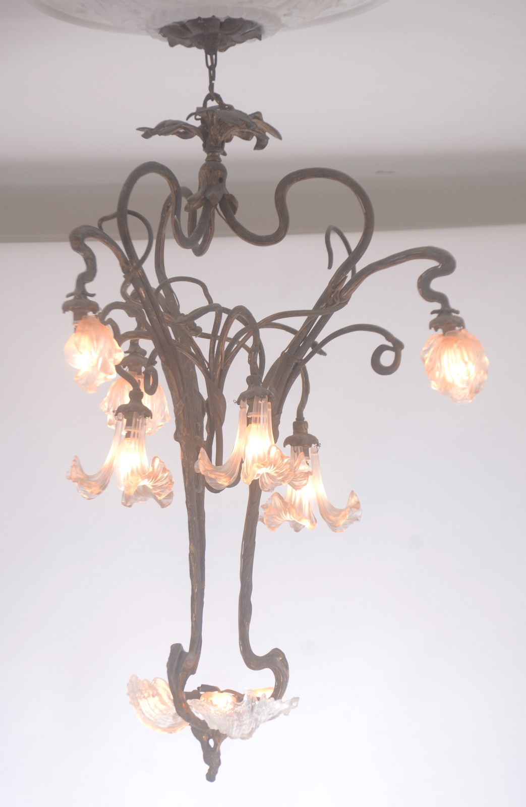 Belíssimo lustre Art Nouveau de bronze com tres "pétalas" de pasta de... - foto 6 de 9
