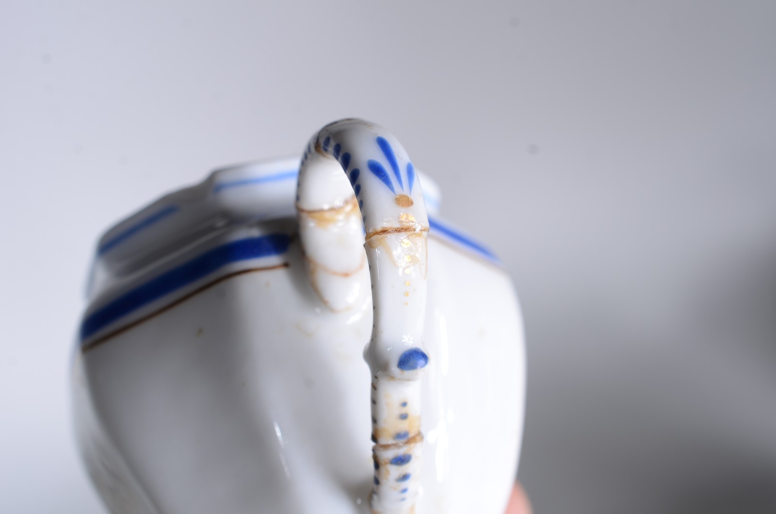 Conjunto com seis peças de porcelana europeia, sendo: fruteira com... - foto 11 de 11