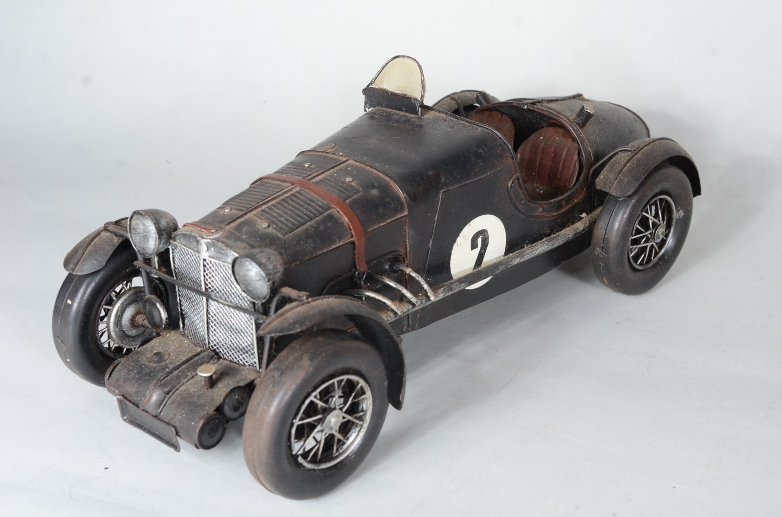Três carrinhos decorativos em miniaturas de metal. Desgastes. - foto 2 de 7