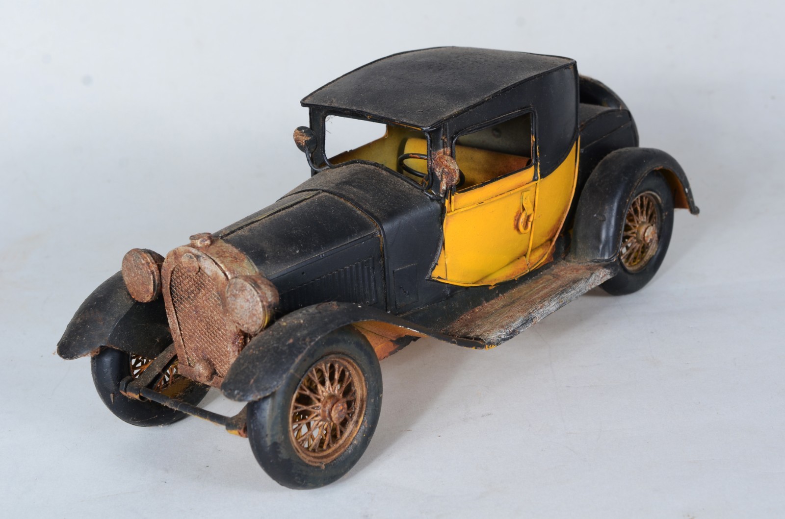 Três carrinhos decorativos em miniaturas de metal. Desgastes. - foto 5 de 7
