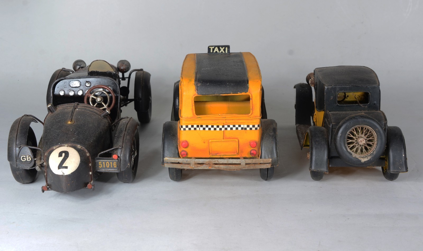Três carrinhos decorativos em miniaturas de metal. Desgastes. - foto 7 de 7