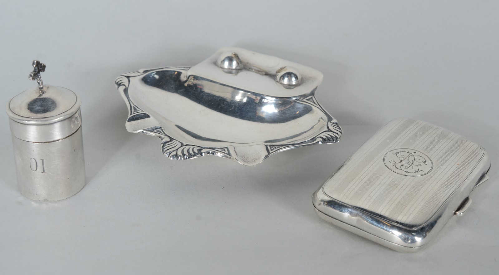 Três peças de prata, sendo: porta pílula de prata inglesa, pote com... - foto 2 de 8