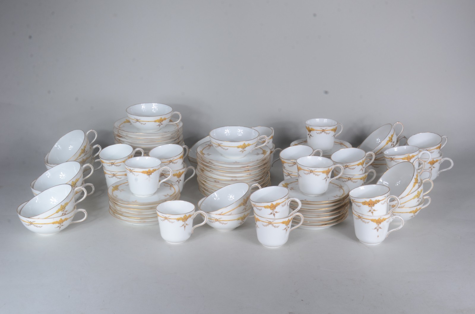 Conjunto composto por: 18 xícaras para chá com pires e 21 xícaras de... - foto 1 de 7