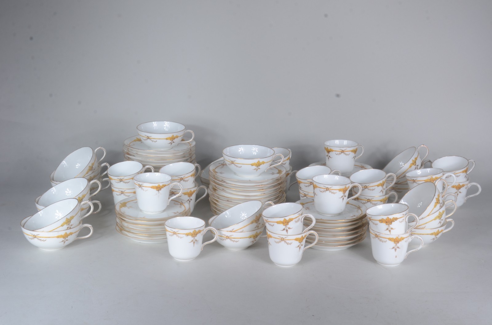Conjunto composto por: 18 xícaras para chá com pires e 21 xícaras de... - foto 2 de 7