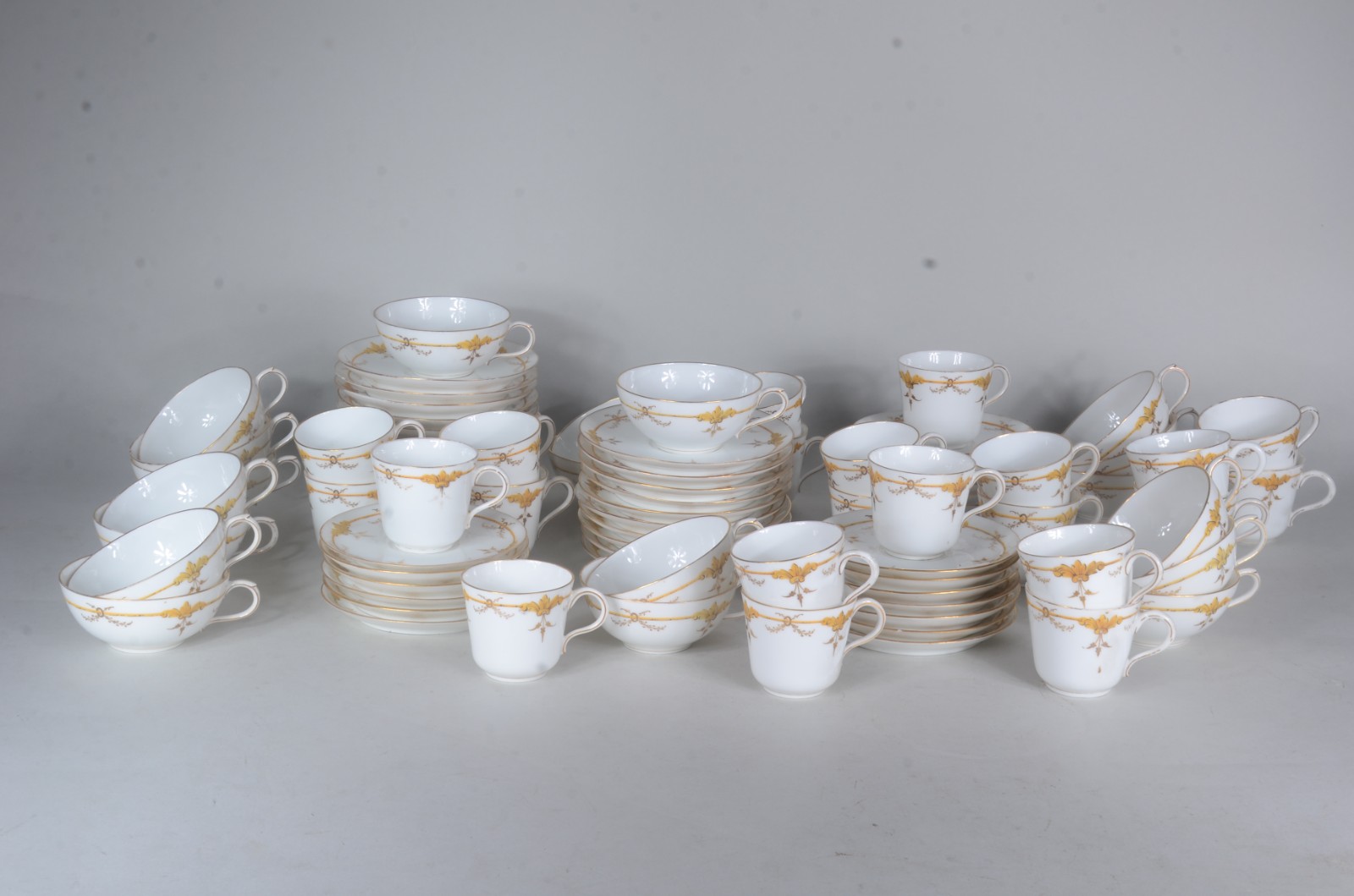 Conjunto composto por: 18 xícaras para chá com pires e 21 xícaras de... - foto 3 de 7