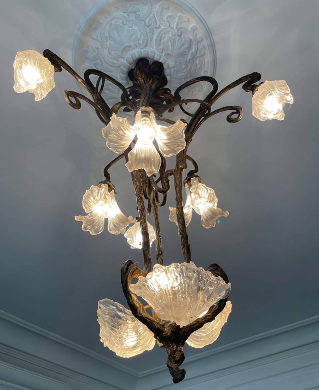 Belíssimo lustre Art Nouveau de bronze com tres "pétalas" de pasta de... - foto 2 de 9