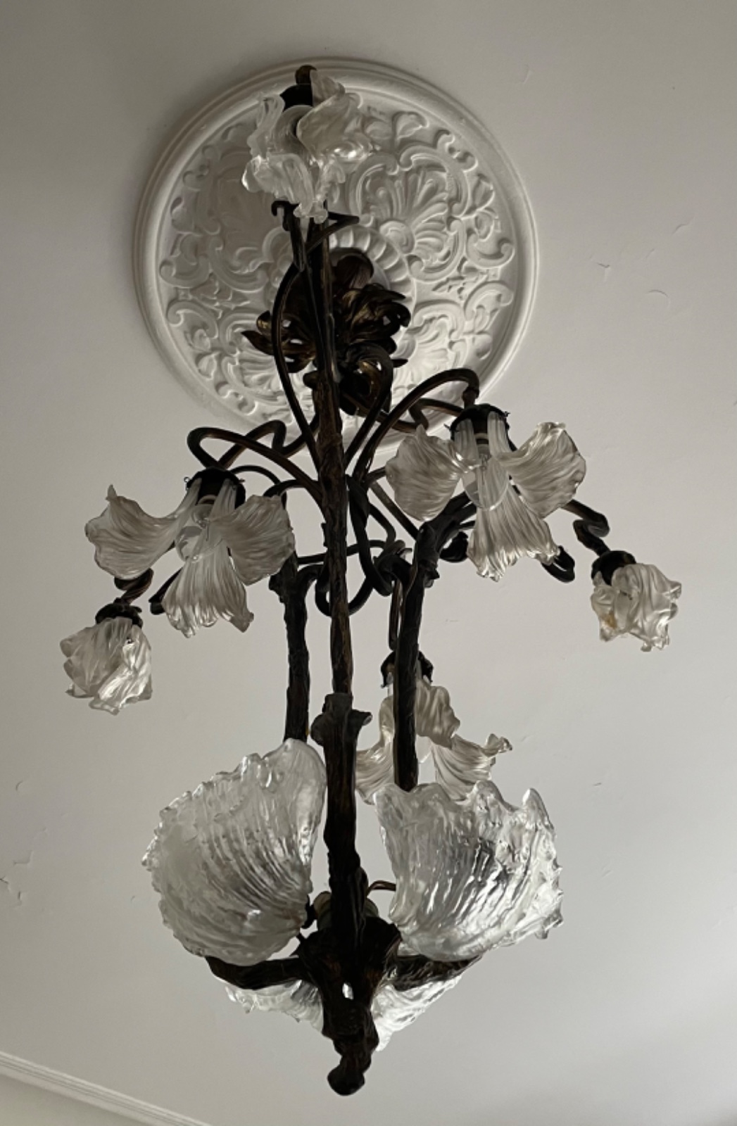 Belíssimo lustre Art Nouveau de bronze com tres "pétalas" de pasta de... - foto 7 de 9