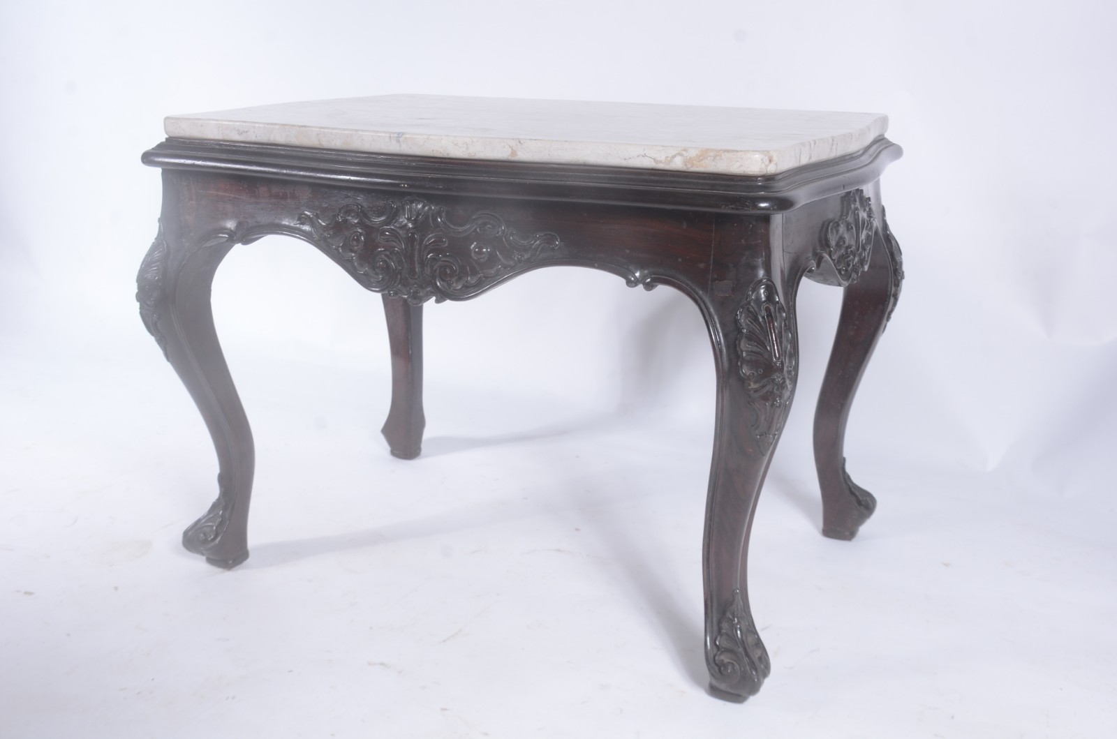 Mesa de centro de madeira nobre, estilo Dom José, pernas arqueadas e... - foto 1 de 11