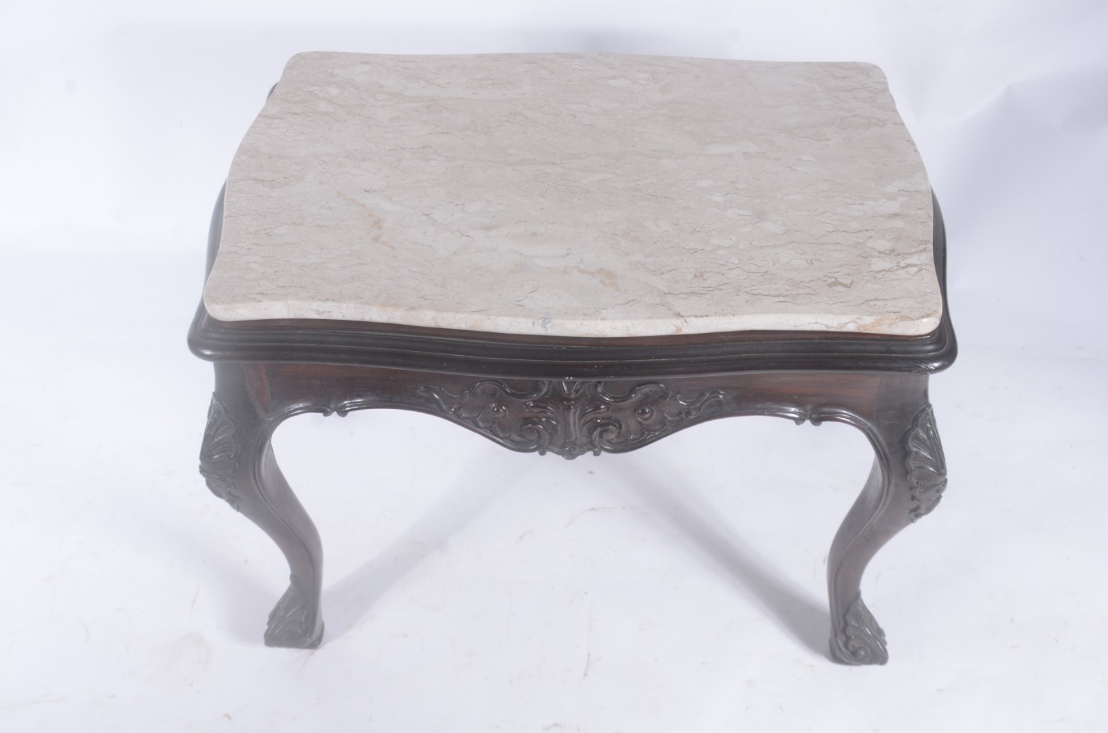 Mesa de centro de madeira nobre, estilo Dom José, pernas arqueadas e... - foto 2 de 11