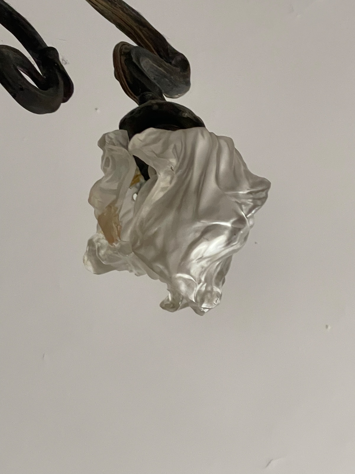 Belíssimo lustre Art Nouveau de bronze com tres "pétalas" de pasta de... - foto 9 de 9