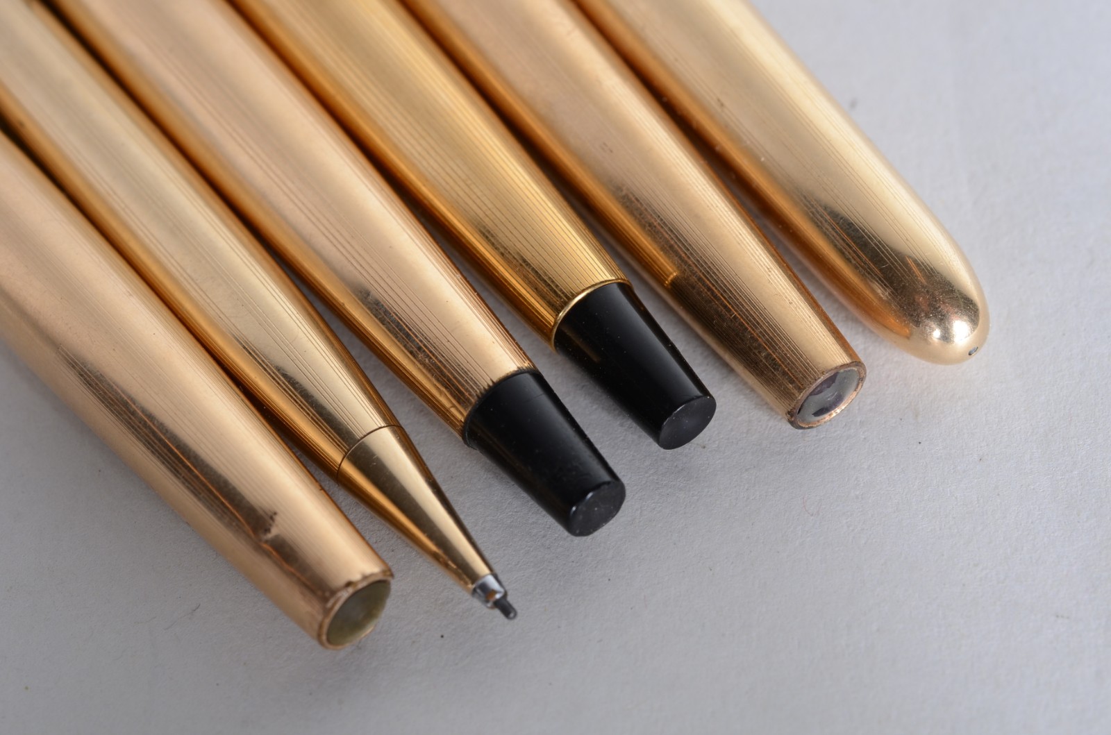 Cinco canetas tinteiros e lapiseira de metal dourado, duas delas com... - foto 2 de 9