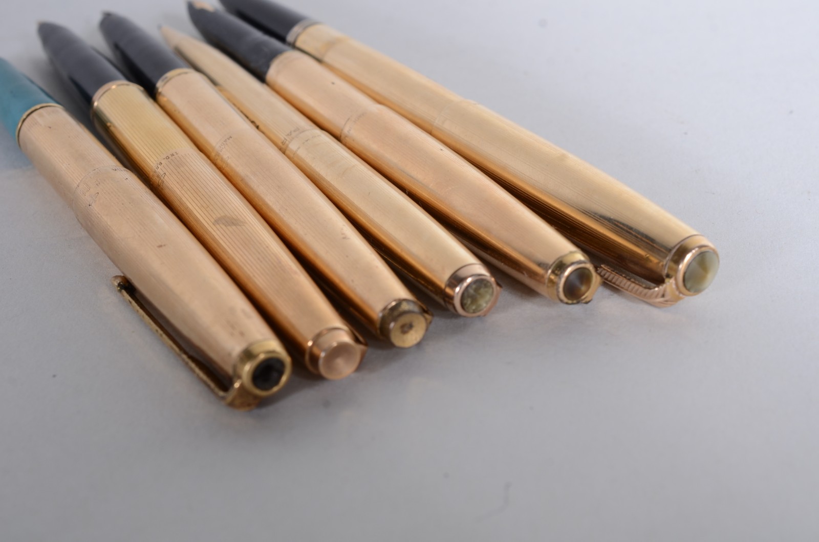 Cinco canetas tinteiros e lapiseira de metal dourado, duas delas com... - foto 9 de 9