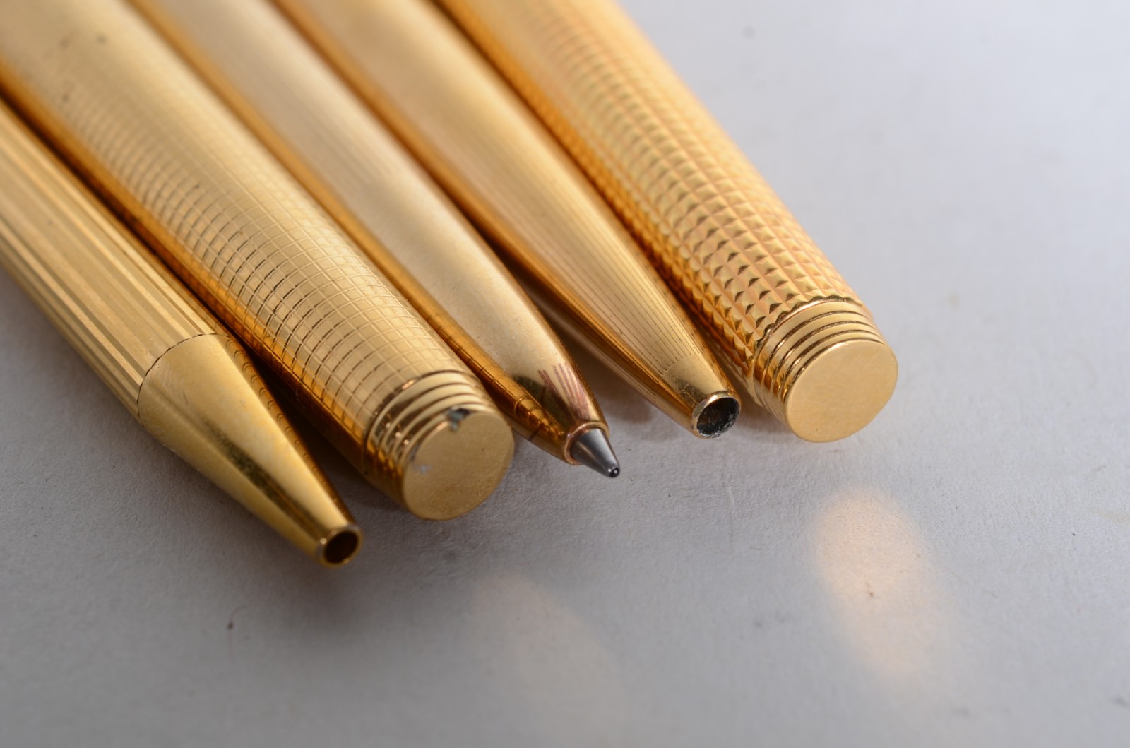 Cinco canetas diversas, sendo: Waterman; 3 Parker (duas delas... - foto 2 de 11