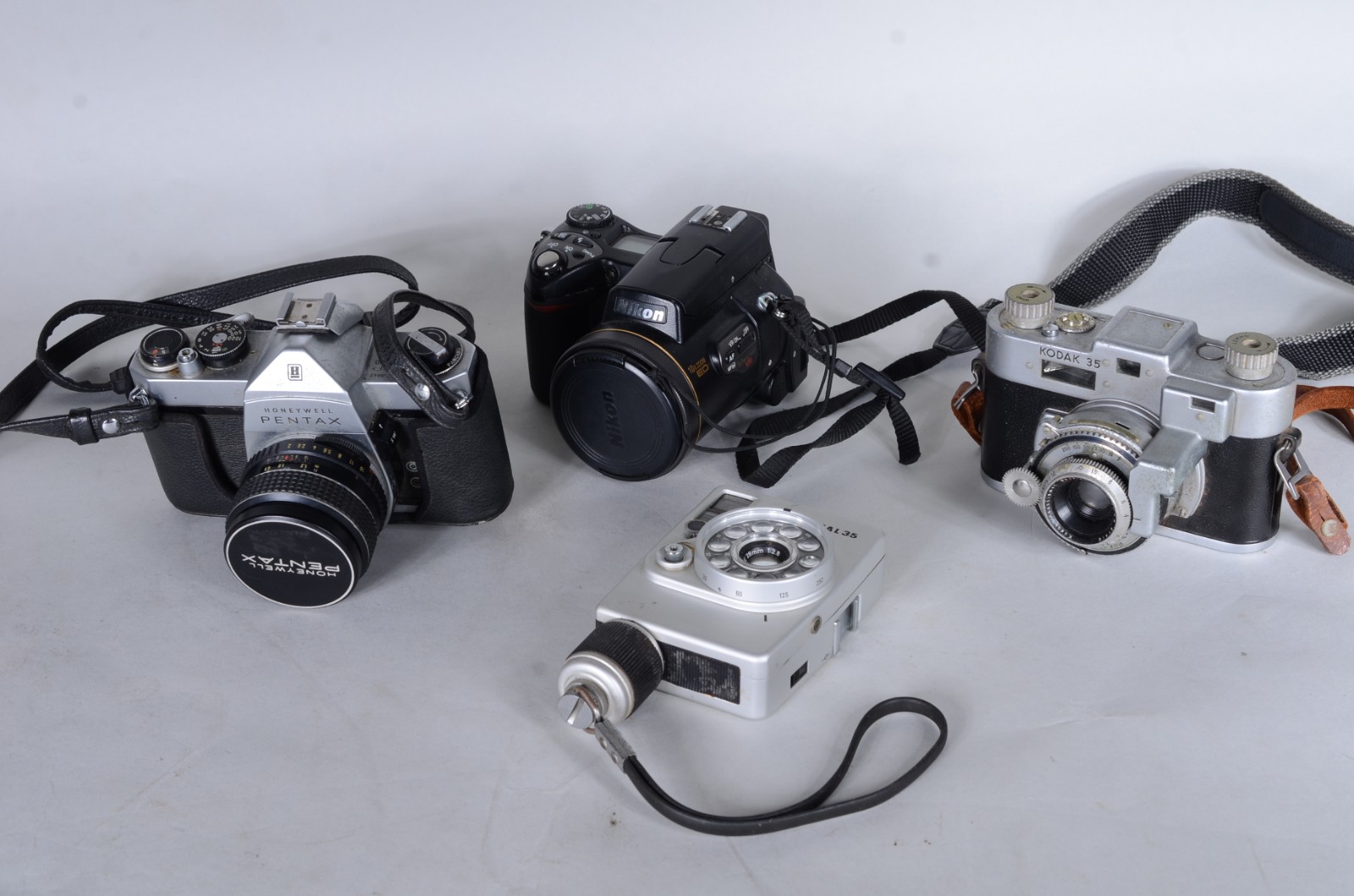 Diversas peças, sendo: 3 antigas máquinas fotográficas (Kodak, Nikon... - foto 1 de 11