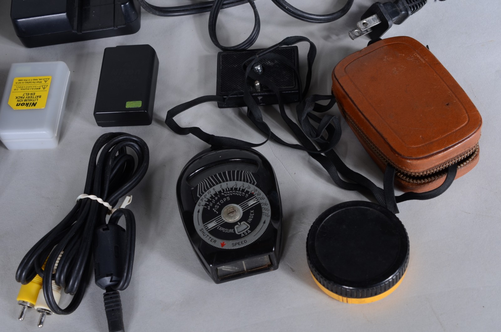Diversas peças, sendo: 3 antigas máquinas fotográficas (Kodak, Nikon... - foto 6 de 11