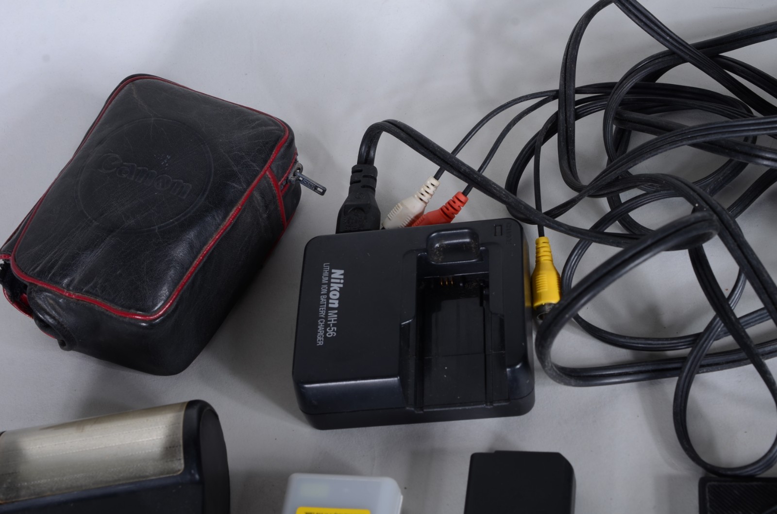 Diversas peças, sendo: 3 antigas máquinas fotográficas (Kodak, Nikon... - foto 7 de 11