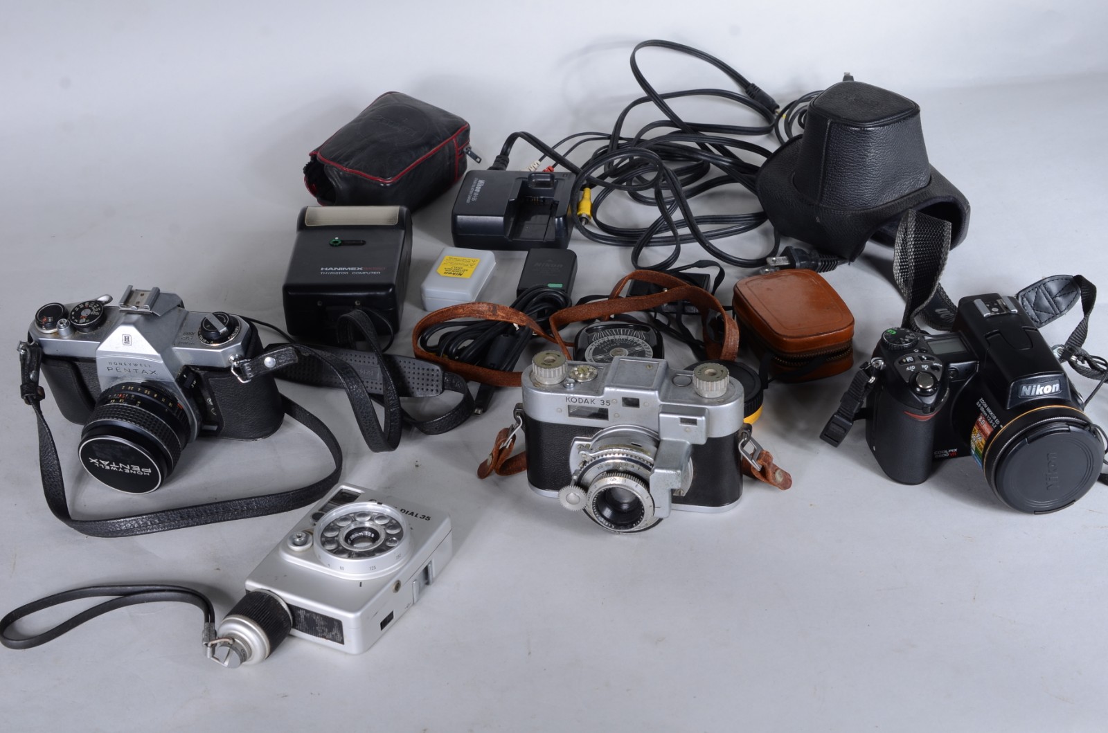 Diversas peças, sendo: 3 antigas máquinas fotográficas (Kodak, Nikon... - foto 8 de 11