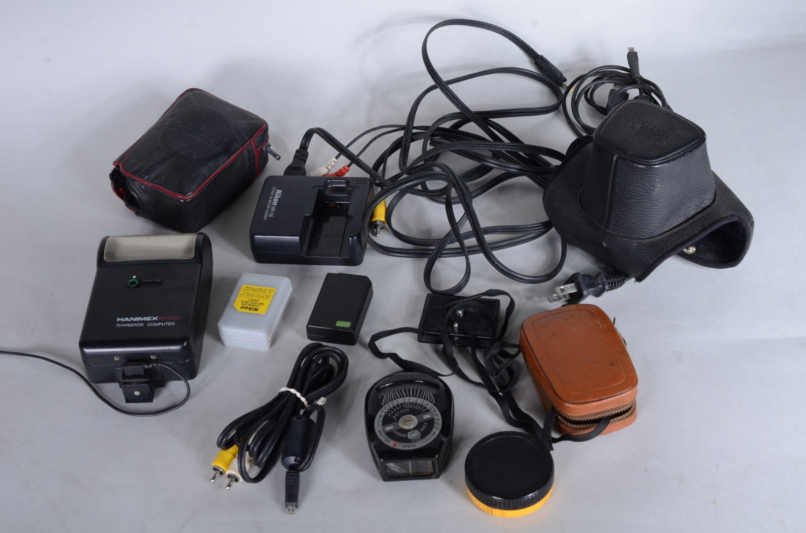Diversas peças, sendo: 3 antigas máquinas fotográficas (Kodak, Nikon... - foto 11 de 11