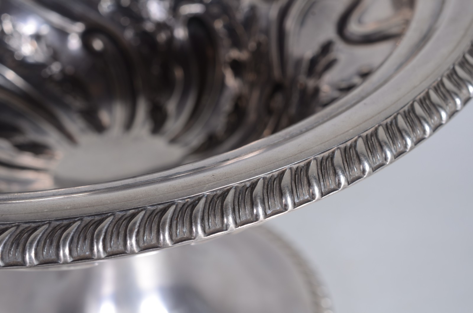 Elegante fruteira circular com pé alto em prata inglesa repuxada e... - foto 2 de 5