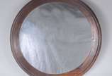 Espelho redondo com moldura de madeira. - Espelho redondo com moldura de madeira.