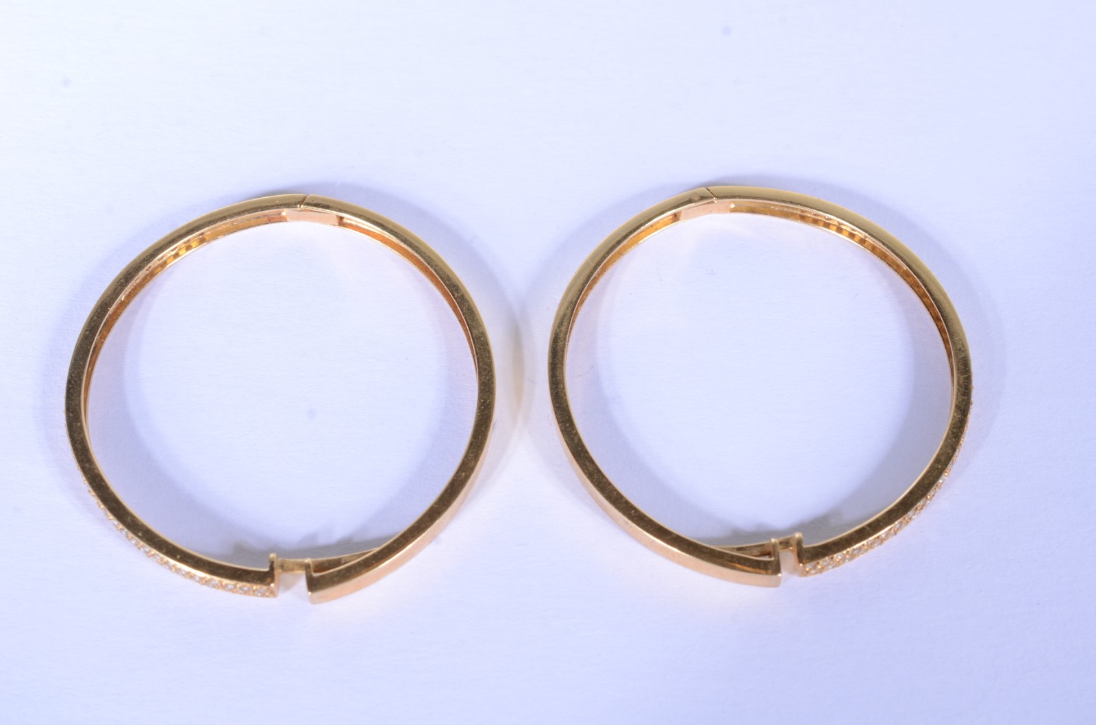Par de argolas de ouro 18 k.,com 68 brilhantes, aproximadamente 1... - foto 1 de 5