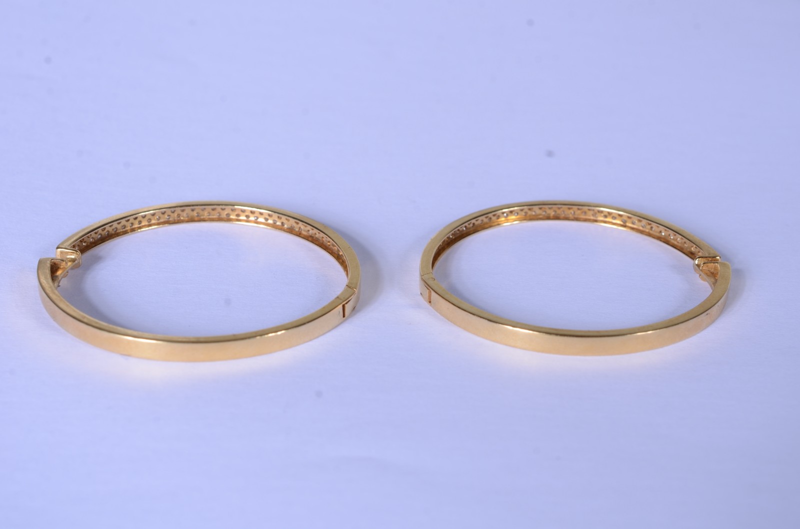 Par de argolas de ouro 18 k.,com 68 brilhantes, aproximadamente 1... - foto 2 de 5