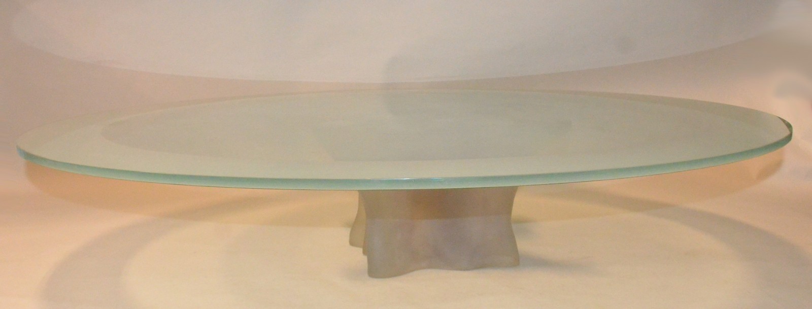 Mesa de centro com tampo redondo de cristal e base de resina assinada... - foto 1 de 4