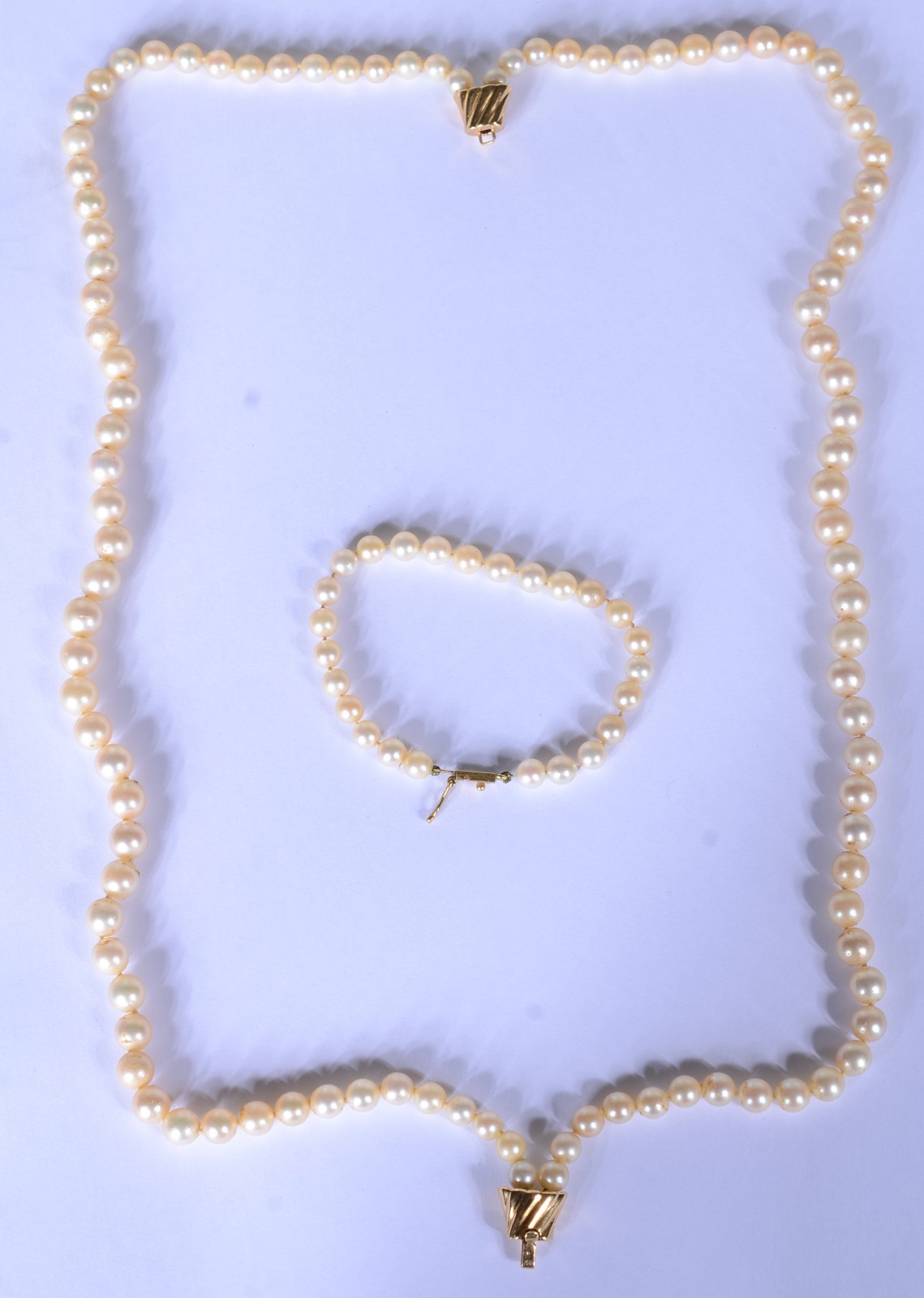 Conjunto de colar e pulseira de perolas com fecho de ouro 18 k... - foto 1 de 11