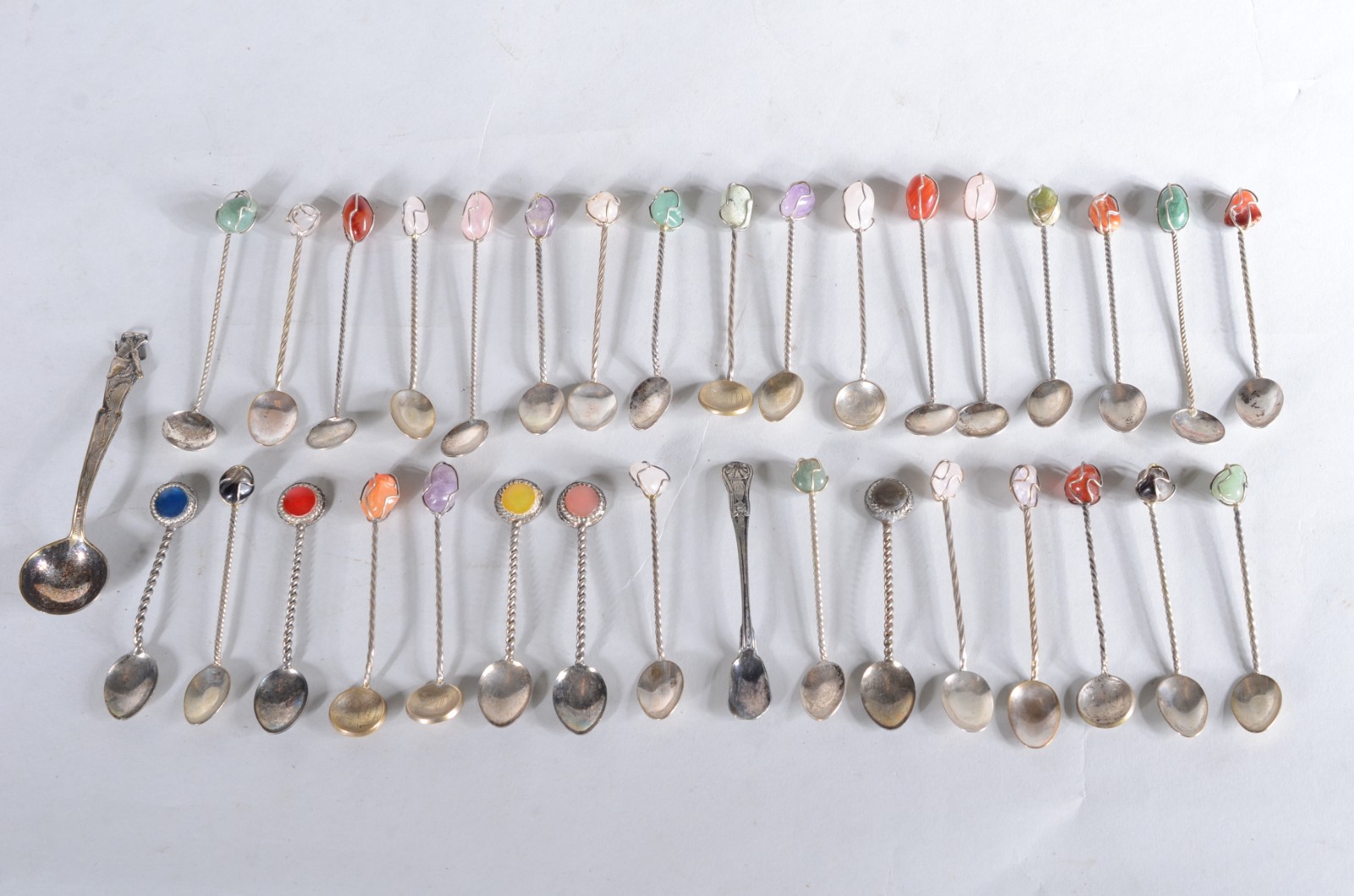 Lote com 35 colherinhas diversas para café de metal prateado. - foto 1 de 8