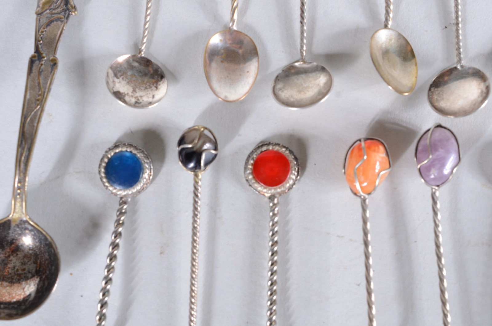 Lote com 35 colherinhas diversas para café de metal prateado. - foto 2 de 8