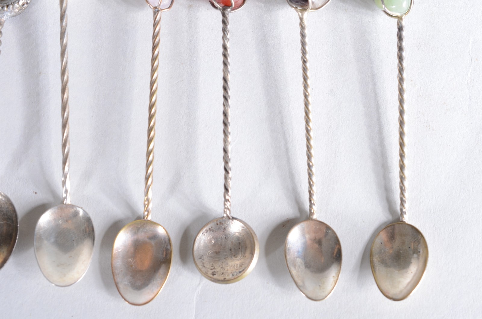Lote com 35 colherinhas diversas para café de metal prateado. - foto 4 de 8
